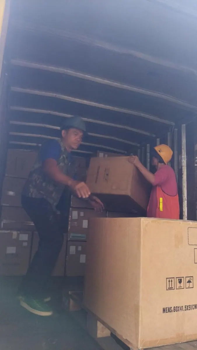 Bongkar Muat Kargo ke Truk